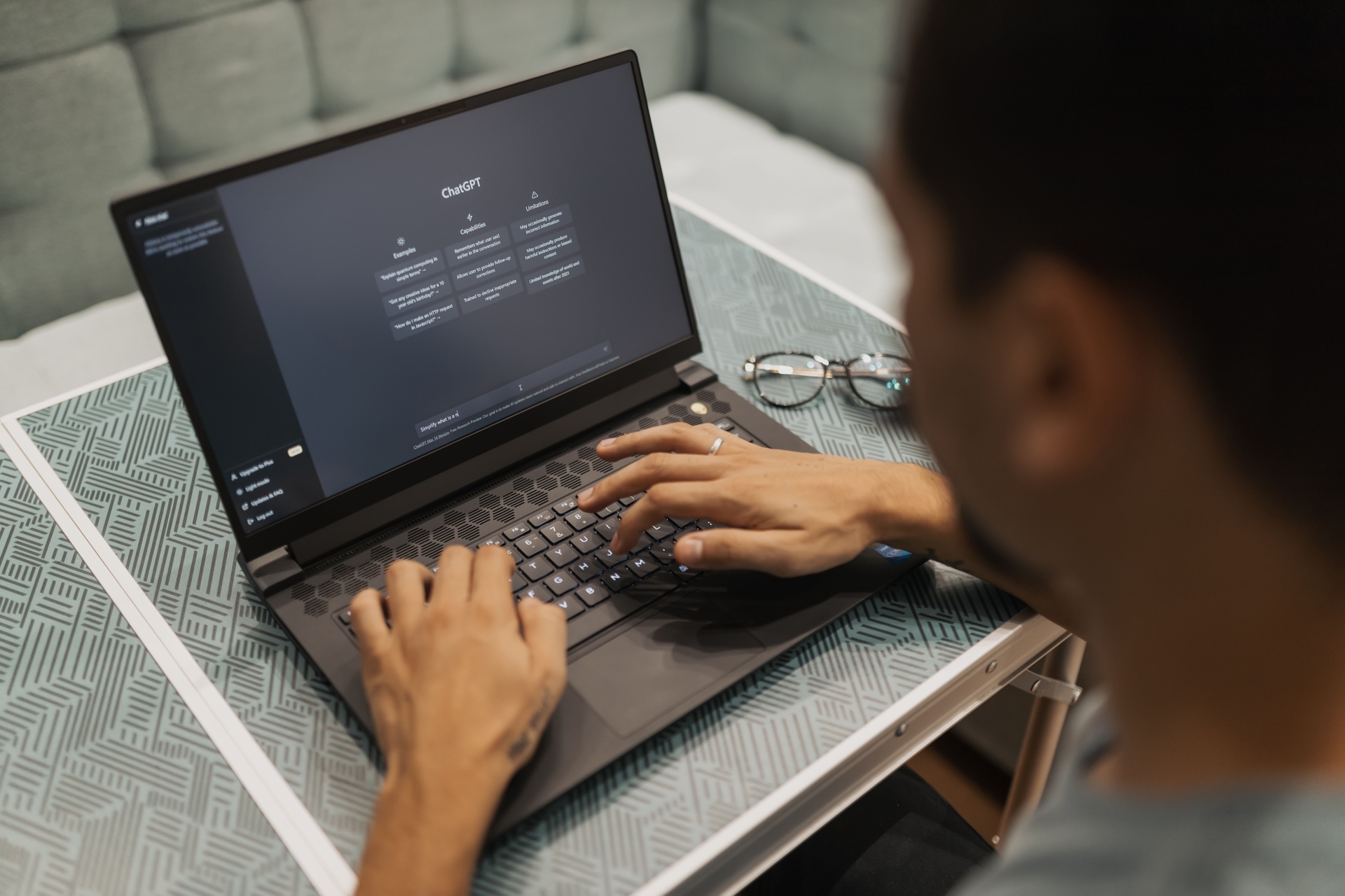 Làm việc với ChatGPT trên laptop